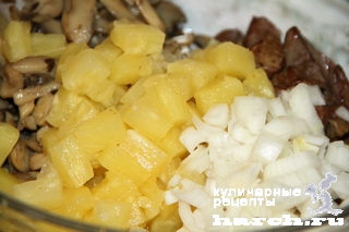Салат из куриной печени с грибами и ананасом "Маркиз"