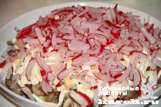Салат из куриной печени с грибами и редисом "Ассоль"