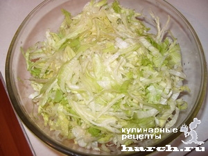 Салат из редиса и огурцов с кочанным салатом "Дачный"