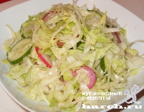 Салат из редиса и огурцов с кочанным салатом "Дачный"