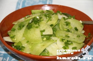 Салат из редьки с зеленым луком
