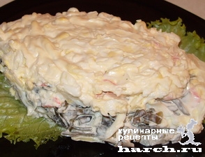 Салат из рыбных консервов с крабовыми палочками и морской капустой 