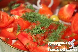 Салат из сельди с оливками и помидорами 
