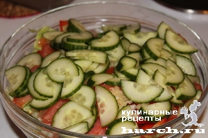 Салат из свежих овощей с фетой и креветками "Предчувствие"
