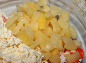 Салат-намазка из крабовых палочек с ананасом "Марика"