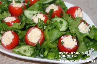 Салат с фаршированными помидорами "Овощной букет"