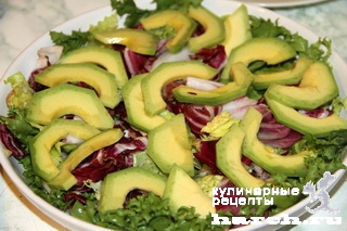 Салат с жареной семгой и авокадо "Бакинский бульвар"
