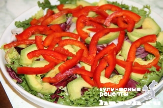 Салат с жареной семгой и авокадо "Бакинский бульвар"