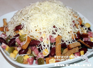 Салат с копченой колбасой, фасолью, кукурузой и сухариками "Калейдоскоп"