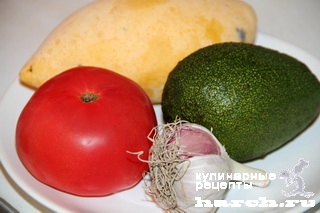 Сальса из помидоров с авокадо и манго