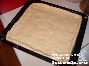 Сдобный пирог с маринованной килькой и сыром