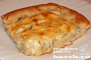 Сдобный пирог с маринованной килькой и сыром