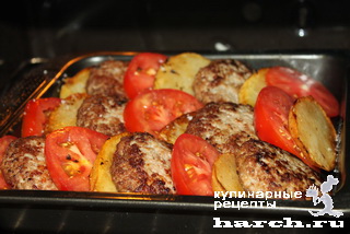 Шницели, запеченные с картофелем и помидорами по-турецки