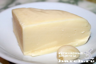 Сыр, жареный с чесноком и специями