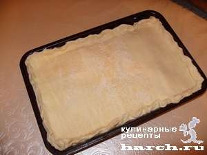 Слоеный пирог с копченой рыбой, луком и сыром