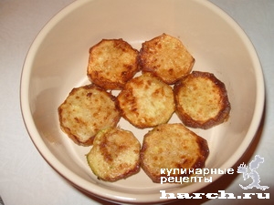 Слоеный салат из жареных кабачков с сыром и орехами