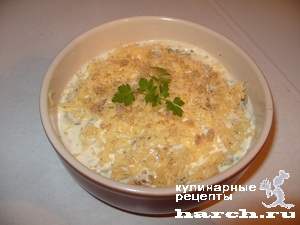Слоеный салат из жареных кабачков с сыром и орехами