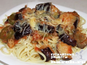Спагетти с соусом из баклажанов и помидоров