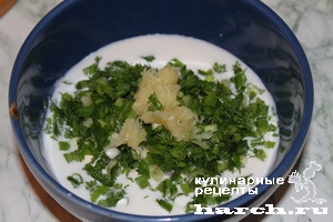 Творожный соус со свежим огурцом и зеленым луком