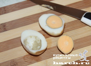 Яйца, фаршированные сельдью, в майонезной заливке