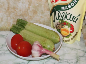 Закуска из жареных кабачков с помидорами и зеленым луком
