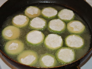 Закуска из жареных кабачков с помидорами и зеленым луком