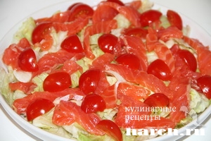 salat s krasnoy riboy i pomidorami volshebniy_3