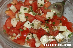 salat is pomidorov s brinzoy i kedrovimi oreshkami ruminskiy_5