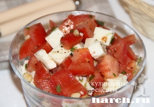 salat is pomidorov s brinzoy i kedrovimi oreshkami ruminskiy_6