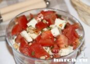 salat is pomidorov s brinzoy i kedrovimi oreshkami ruminskiy_7