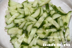 salat is svegih ogurcov s redisom i yablokom_2
