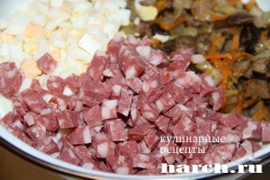 salat s gribami i kopchenoy kolbasoi krasnogorskiy_6