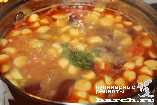 Фасолевый суп с копченостями и галушками "Боб-левеш"
