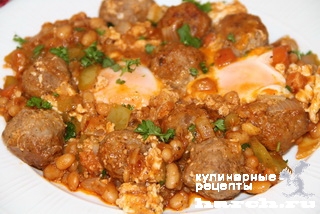 Фрикадельки, тушеные с фасолью и яйцами по-болгарски