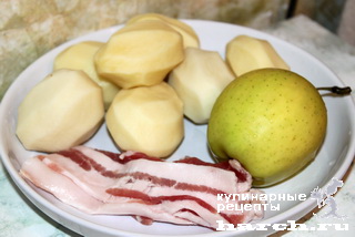Картофель, запеченный с яблоками и грудинкой в рукаве