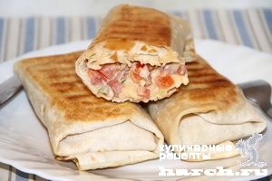Лаваш с колбасой, сыром и помидорами на сковороде - рецепт с пошаговыми фото