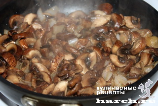 Макаронная запеканка с мясным фаршем, капустой и грибами