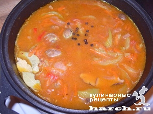 Паста с куриными сердечками и овощами в томатном соусе