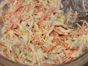 2. Салат из свежей капусты, колбасы и зелёного горошка