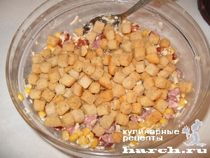 Салат из копченой колбасы с кукурузой и сухариками "Студенческий"