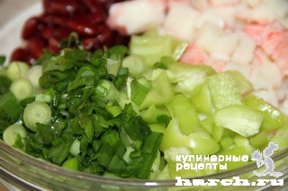 Салат из крабовых палочек с фасолью "Трио"