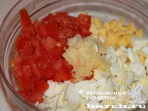 Салат из куриного филе с помидорами и сухариками 