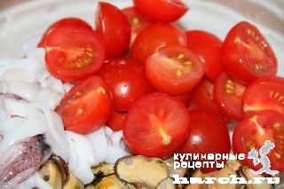 Салат из морепродуктов с луковой заправкой "Пиковая дама"
