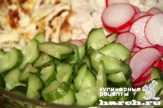 Салат из редиса с огурцом и сырным омлетом "Капель"