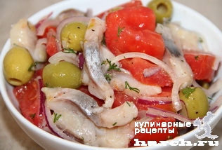Салат из сельди с оливками и помидорами "Зазноба"