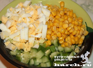 Салат с кукурузой, яйцами и огурцом - Лайфхакер