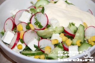 Салат из свежих огурцов с редиской и брынзой "Пеструшка"