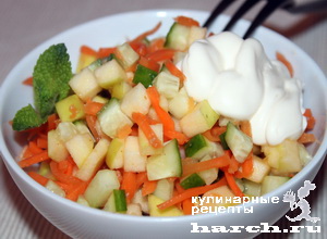 Салат из свежих огурцов с яблоком и морковью "Джамбо"
