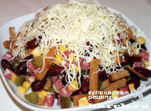 Салат с копченой колбасой, фасолью, кукурузой и сухариками "Калейдоскоп"