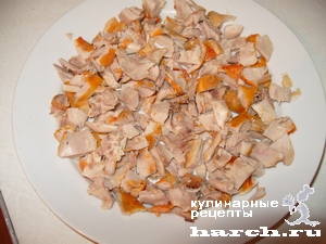 Салат с копченой курицей и чипсами "Натали"